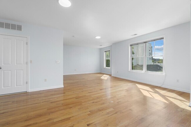 Building Photo - 437 Whiton St
