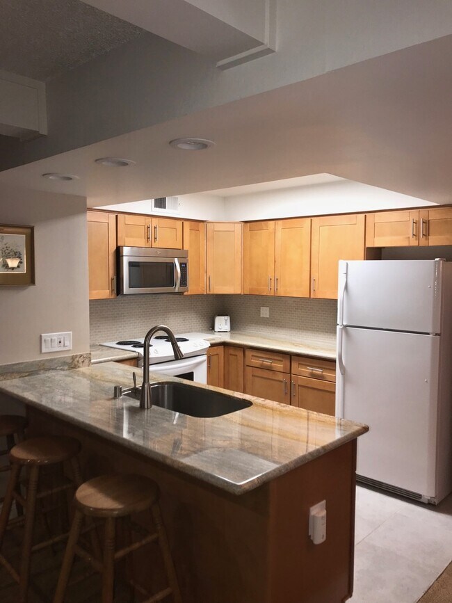 Foto del edificio - UNFURNISHED Upgraded Condo in Central loca...