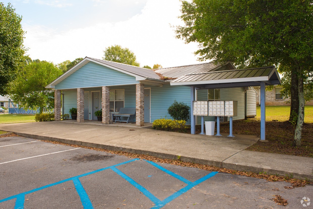 Primary Photo - River Oaks Apartments