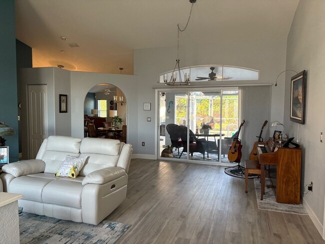 Foto del edificio - GLORIOUS POOL AND HOT TUB 3/2/3 HOME with Lemon tree and privacy!