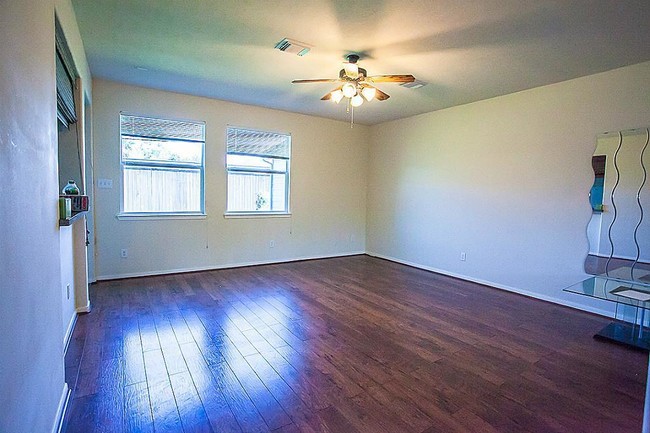 Building Photo - 2927 Meadowglen Cv