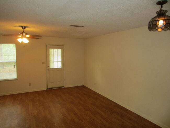 Building Photo - 3 Bedroom/2 Bath Townhouse in Excellent Lo...