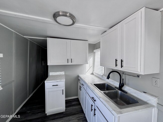 Building Photo - 8335 Roseway Dr