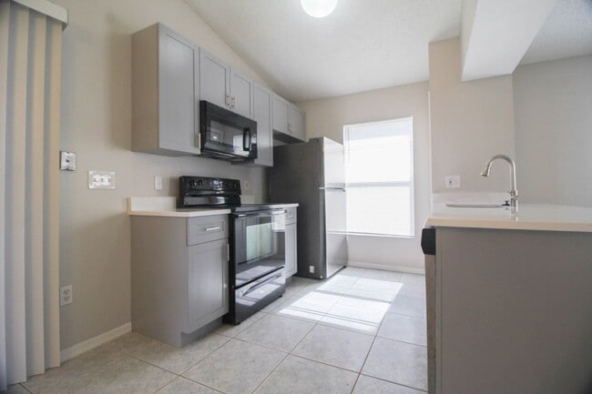 Foto del edificio - 13859 Glasser Ave