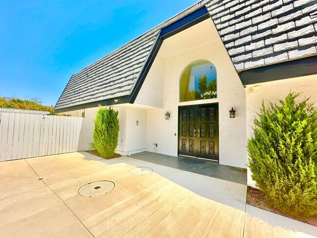 Foto del edificio - Breathtaking Custom Country Two-Story Home, Fully Remodeled & Beautifully Appointed on Private 20...
