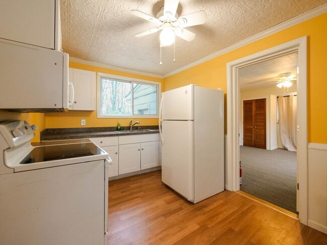 Building Photo - Welcome to this charming 3-bedroom, 1-bath...