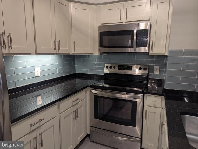 Building Photo - 1301 N Courthouse Rd