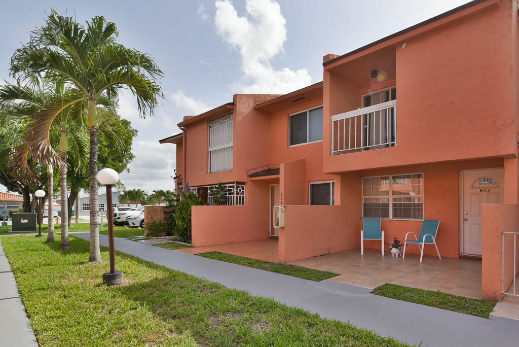 Foto principal - 11365 SW 2nd St