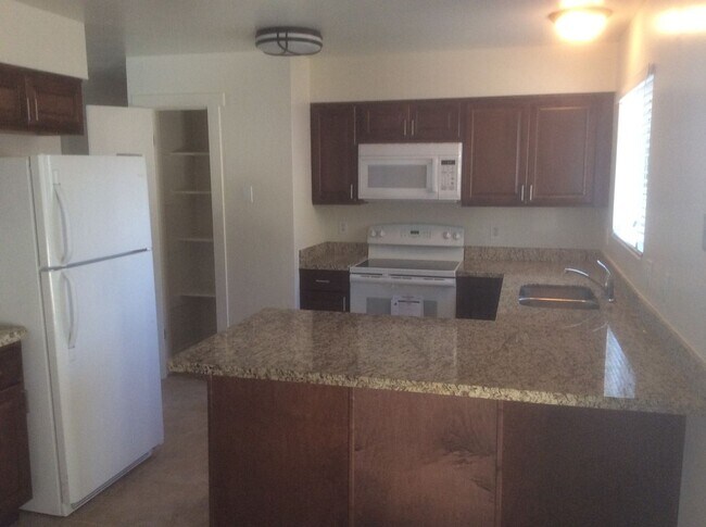 Foto del edificio - 4 br, 2 bath House - 205 E 1300 N