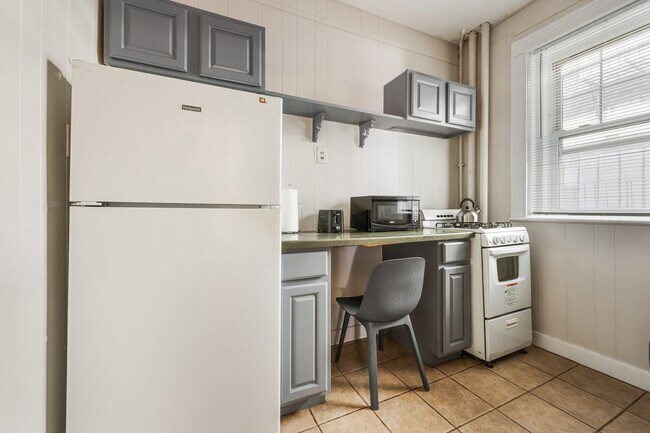 Building Photo - Queen room in 3-bed/1.0-bath Home
