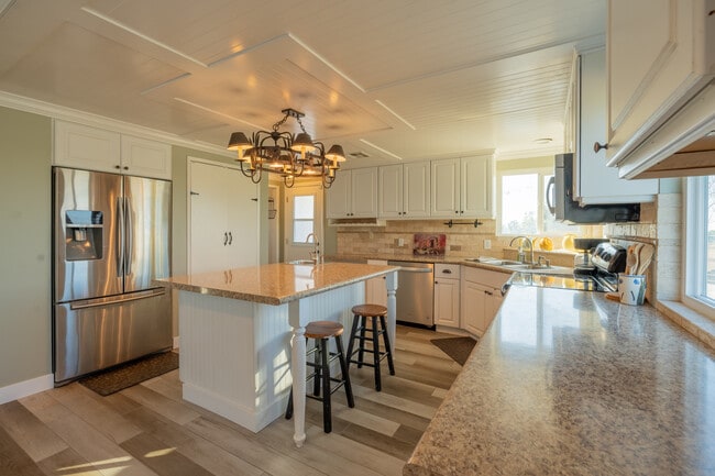 Building Photo - 36070 Valencia Way