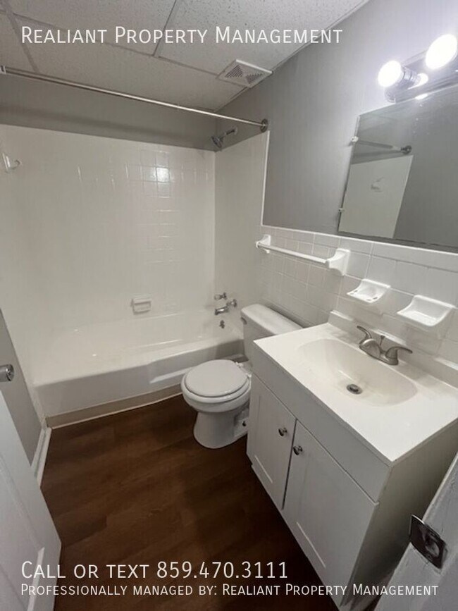 Building Photo - 208 Lakeshore Dr