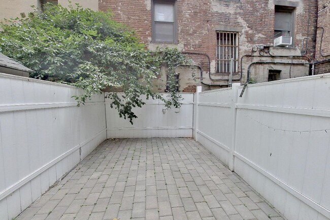 Foto del edificio - 279 E 10th St