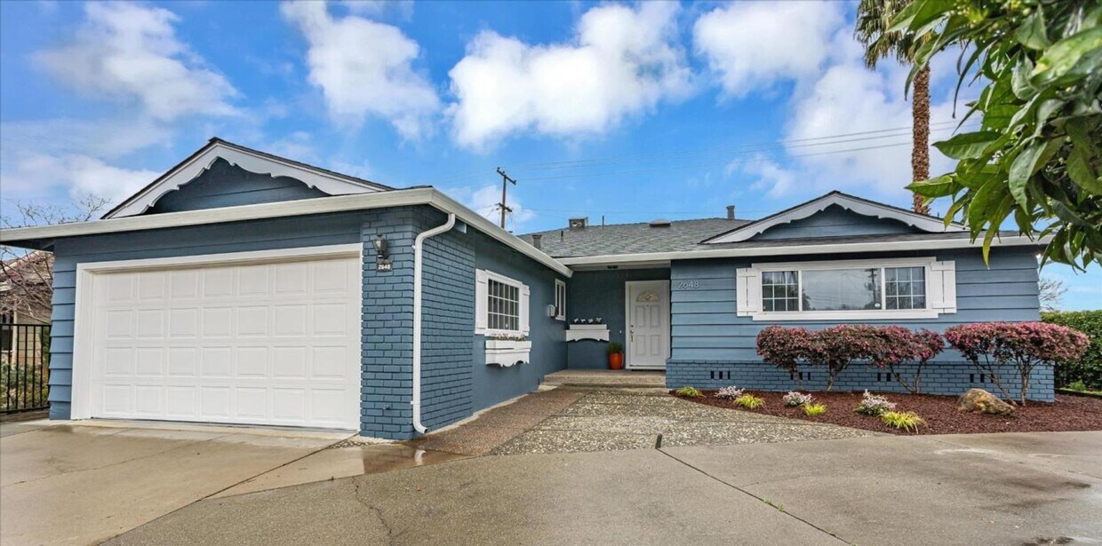 Foto principal - Charming 3-Bedroom Home in Prime Cambrian ...