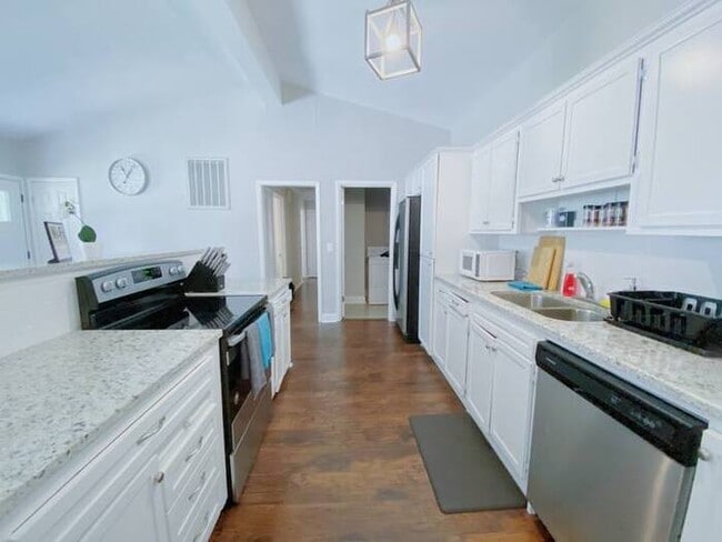 Foto del edificio - COMING SOON !!!! MARCH 6TH, 2026!!!!!