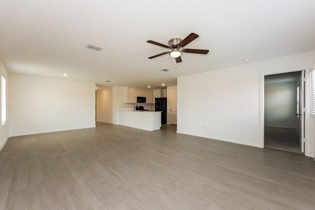 Foto del edificio - 100 Wild Rose Dr