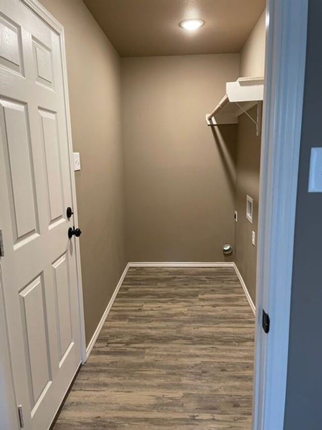 Building Photo - Super cute, 3 bedroom home. Outskirts of town