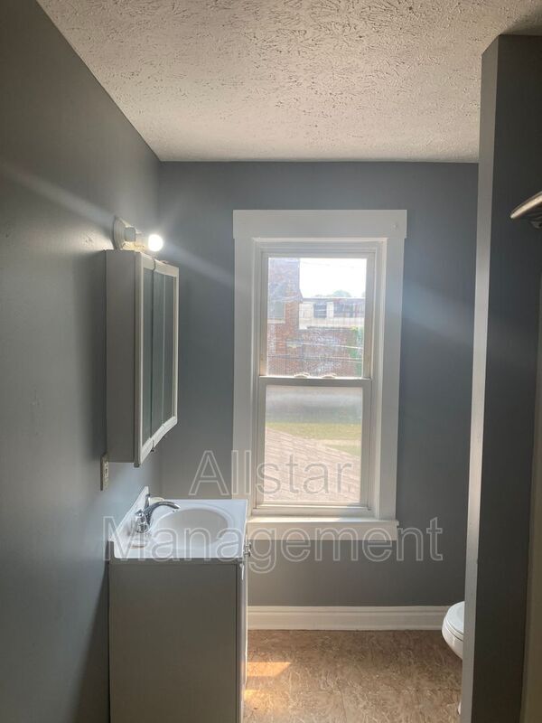 Building Photo - 14221 Darley Ave