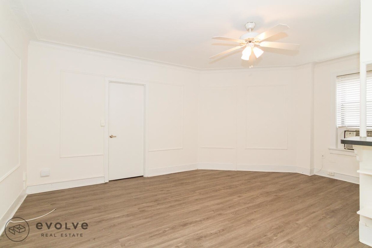 Primary Photo - 2758 N Pine Grove Ave