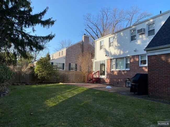 Building Photo - 80 Creston Ave