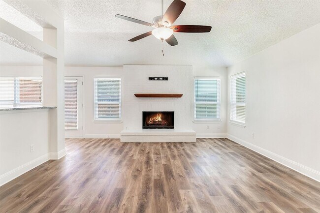 Building Photo - 4433 San Fernando Ln