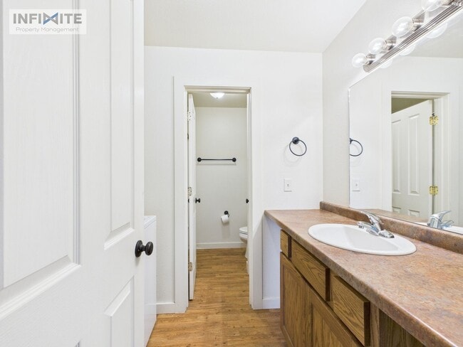 Building Photo - Super Comfy Two Bedroom Apartment