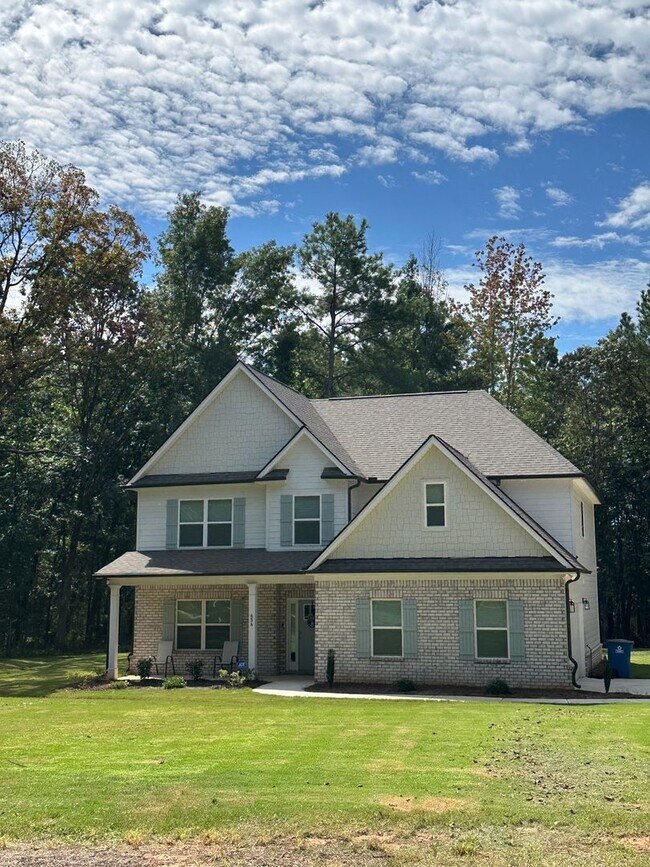 Building Photo - 656 E Lake Rd