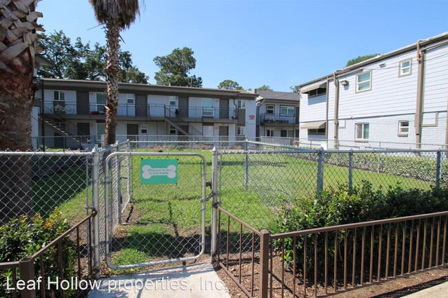 Building Photo - Studio, 1 bath Apartment - Long Point Plaz...