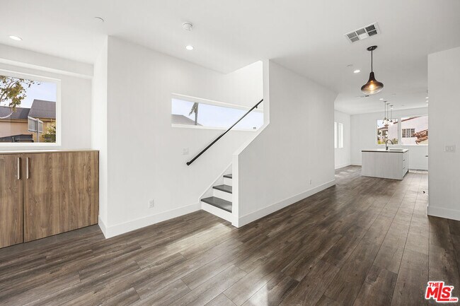 Building Photo - 5506 W Olympic Blvd