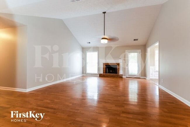 Building Photo - 2225 Huntington Dr