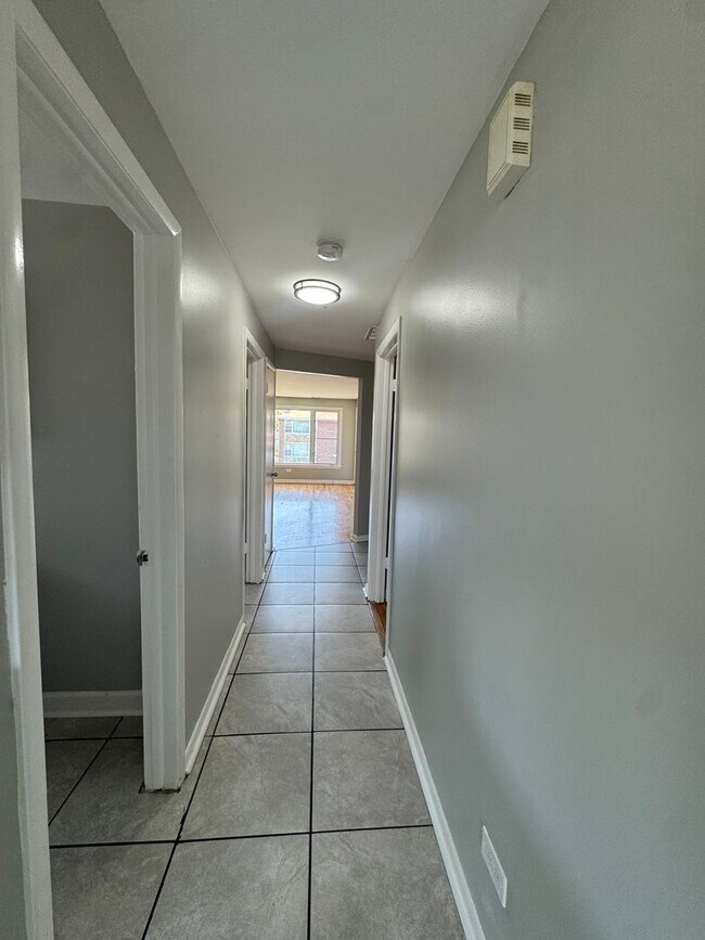 Foto del edificio - 287 Yates Ave