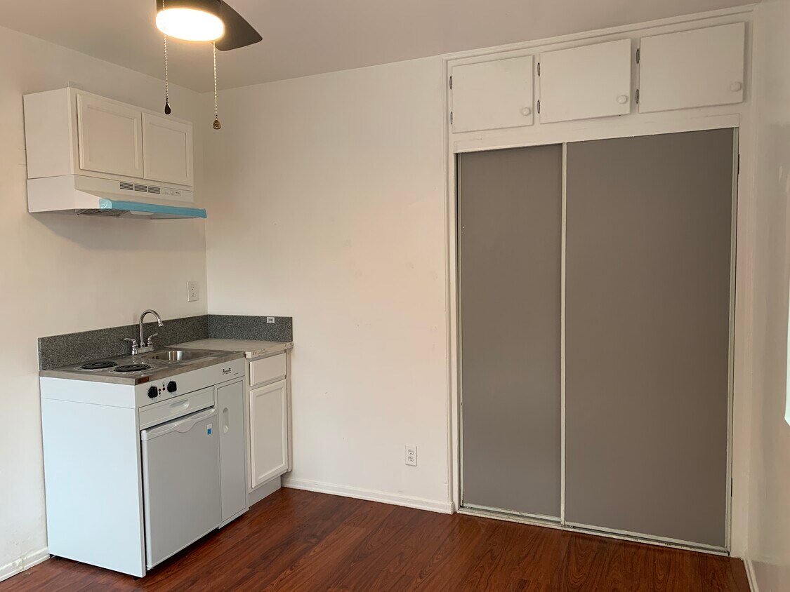 Foto principal - 1058 W 111th St