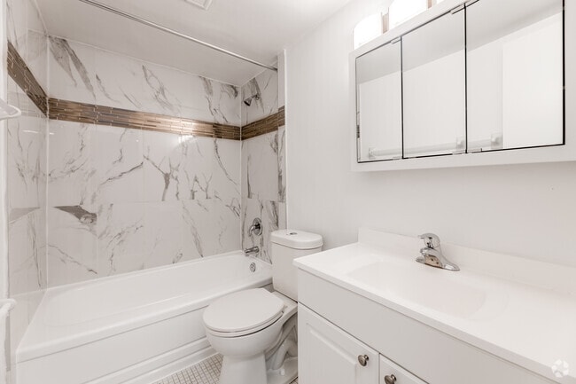 1BR, 1BA - 558 SF - Bathroom - 80 St. Clair East