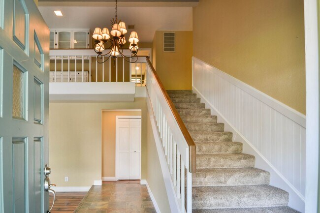 Foto del edificio - Incredible Peaceful View of the Valley 3 bed 2.5 bath 3 Car Garage
