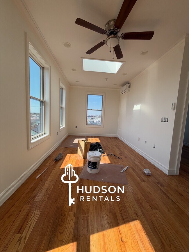 373 Avenida Danforth 404 - 369 Danforth Ave