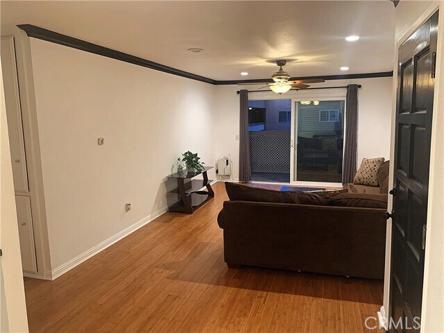 Foto del edificio - 6600 Warner Ave