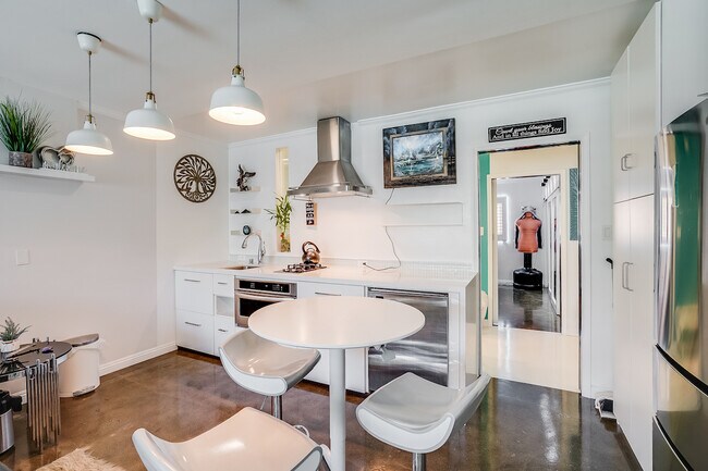 Foto del edificio - 1255 N HARPER Ave