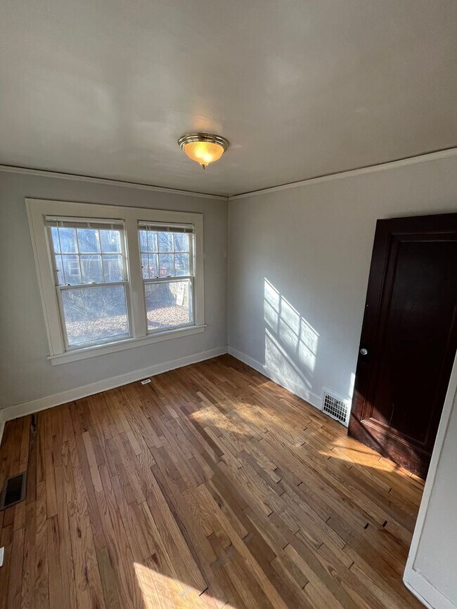 Building Photo - Available Now!! 3 Bed 1 Bath Home near UMK...