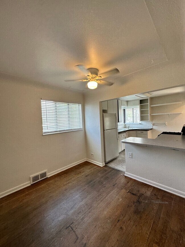 Foto del edificio - Awesome ranch style home 2bed+2offices 2ba...