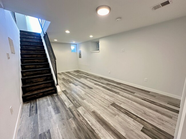 Building Photo - Renovated Spacious Apartment with fenced y...