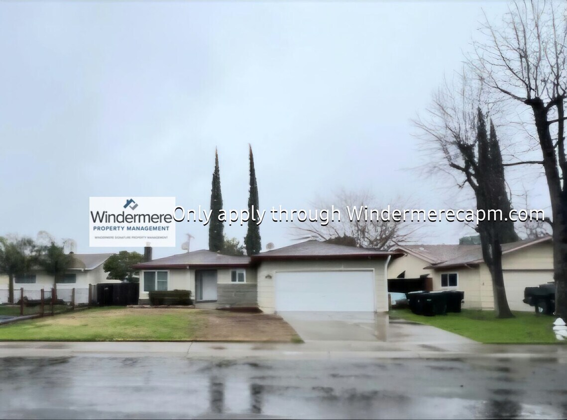 Primary Photo - Cozy Three Bedroom Home- Available Now!