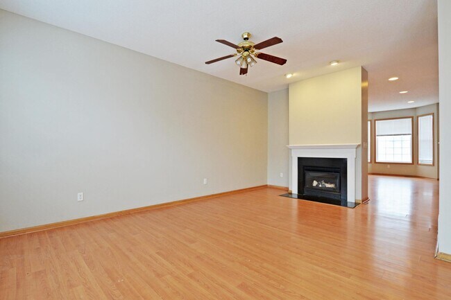 Foto del edificio - Beautiful 3 Bed 2.5 Bath Townhouse in Appl...
