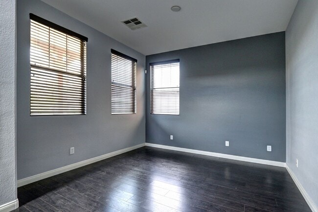 Building Photo - 10471 Foggy Glen Ave
