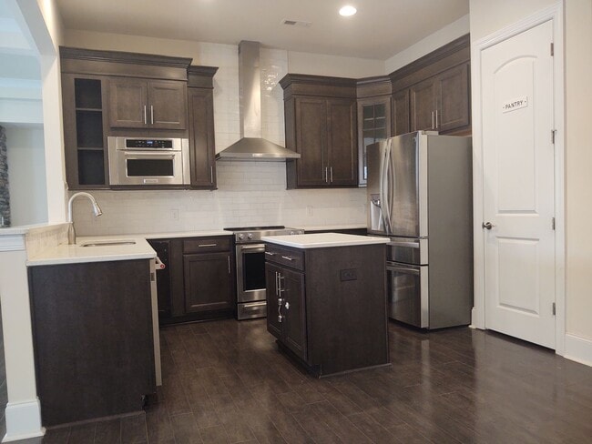 Foto del edificio - Beautiful Townhome located in this Premier...