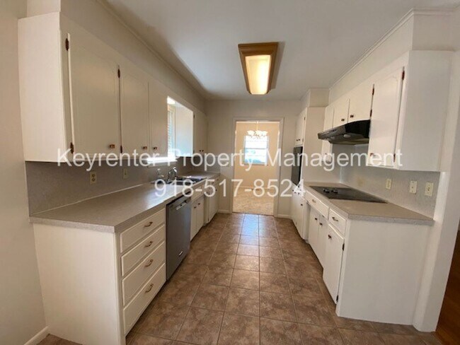 Building Photo - LARGE | 3 Bed | 2 Bath | Midtown Tulsa