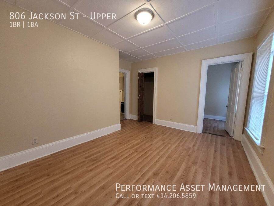 Foto principal - Cozy 1BR upper with balcony in Racine