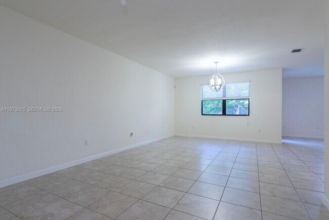 Building Photo - 516 SE 35th Ter