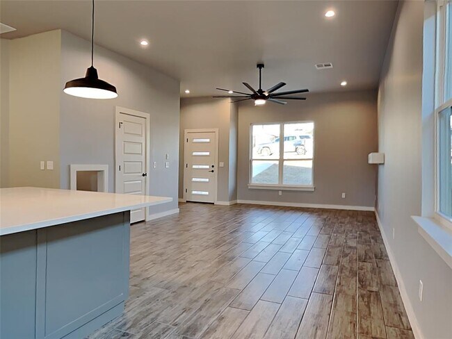 Foto del edificio - 312 W 3rd St