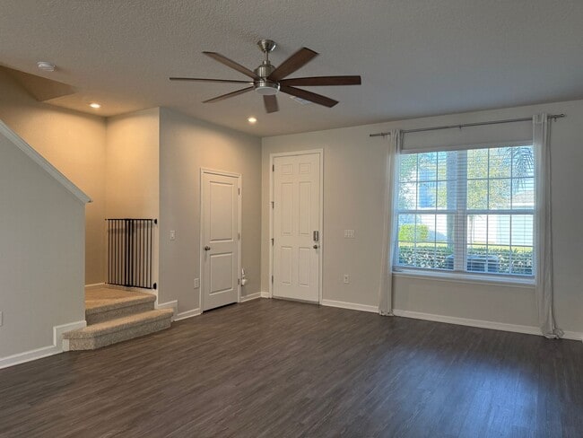 Building Photo - Like New Townhouse in Hamlin