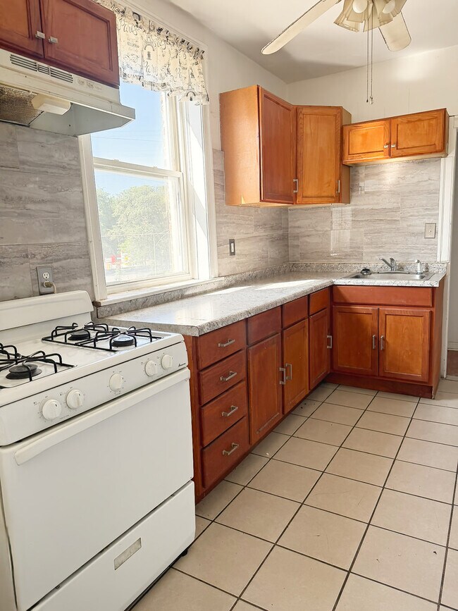 Building Photo - 7547 S Cornell Ave